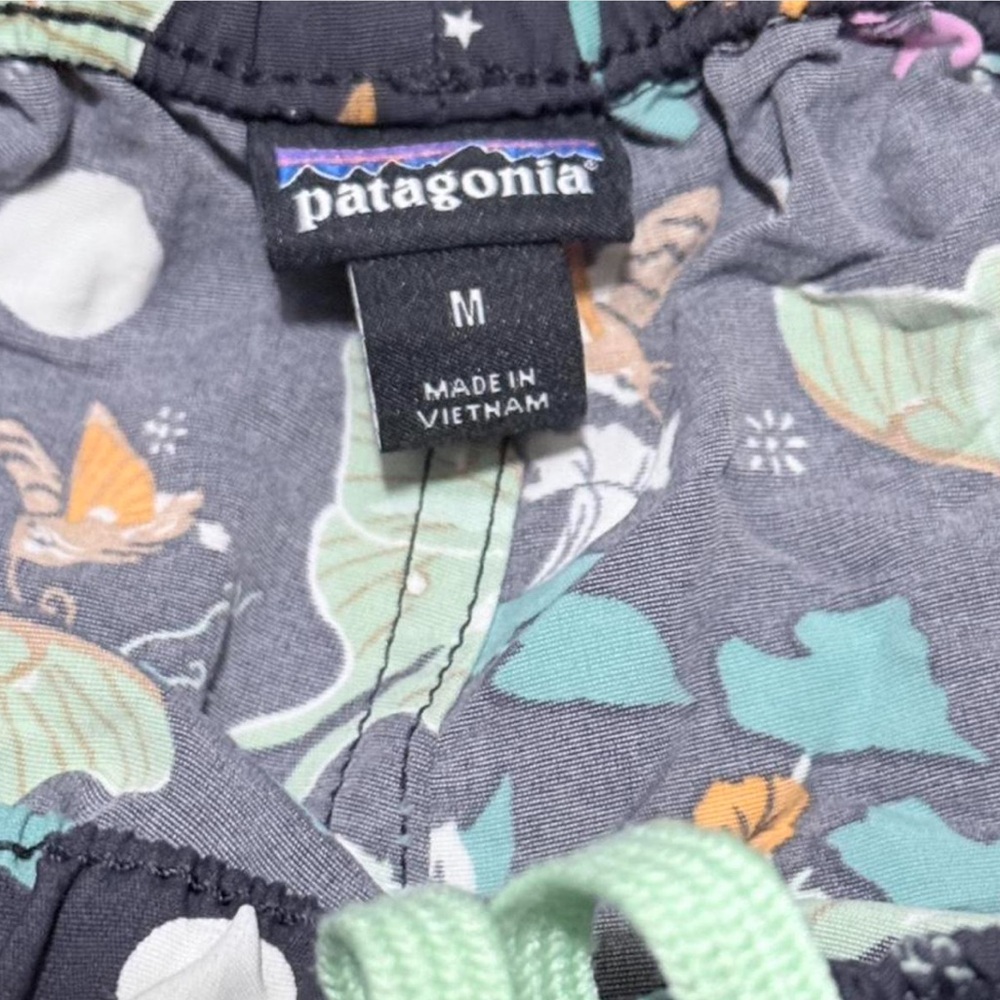 Patagonia Barely Baggies Shorts – M – Floral Moth Print - Picture 3 of 4